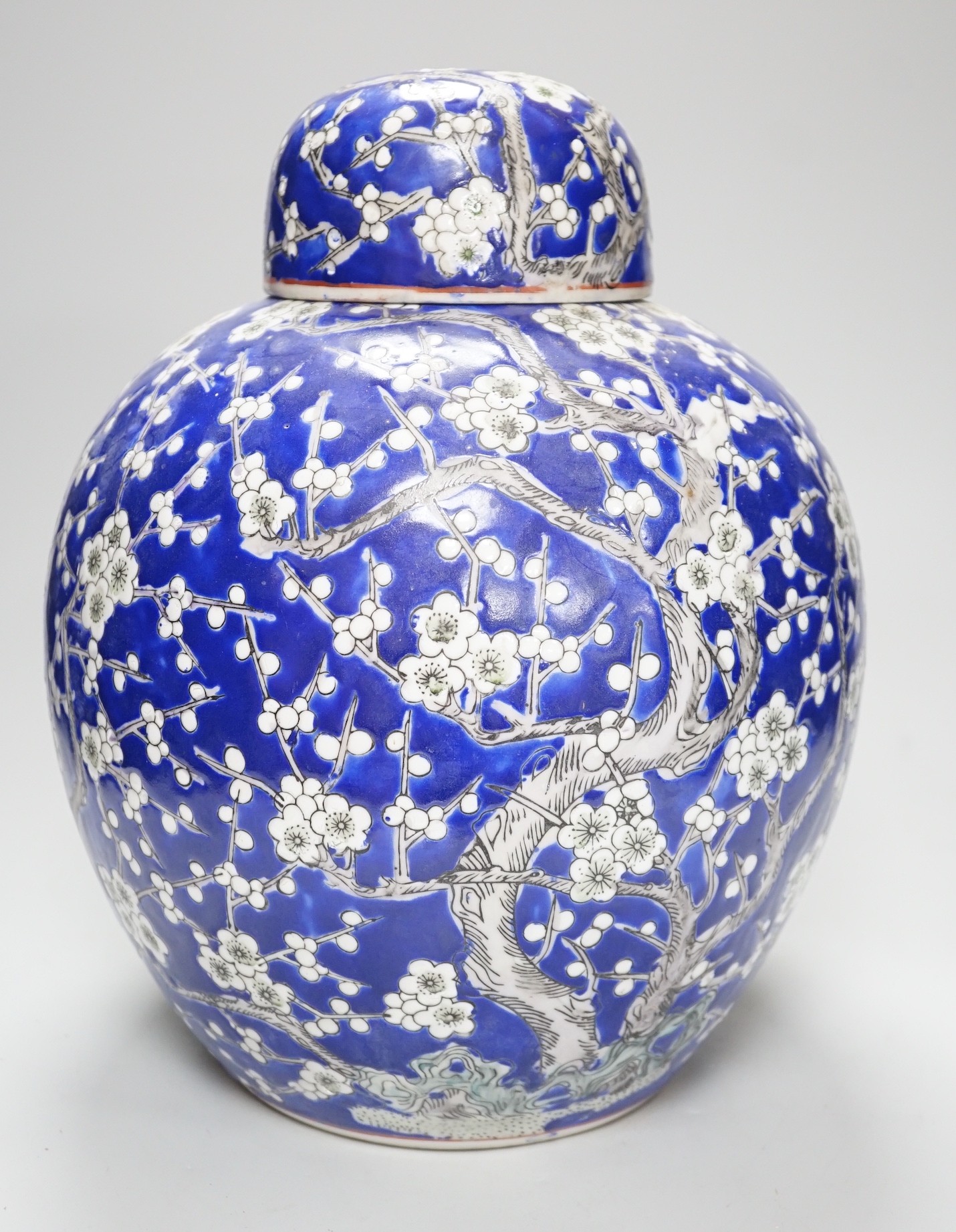 A large Chinese porcelain jar and cover, 31cm
